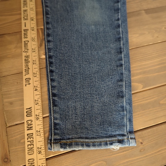 Levi’s High Waisted Mom Jean 26 - Picture 7 of 12